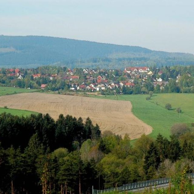 Blick auf Unterpörlitz, im Hintergrund der Kickelhahn