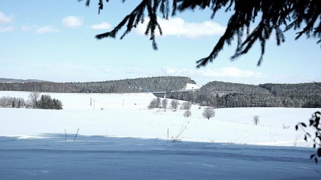 Blick über verschneite Wiesen zur A71, Foto: Horst Bradsch