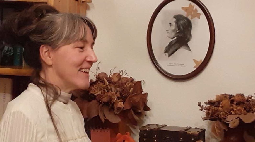 Autorin Vicki Spindler mit Porträt von J. P. Eckermann