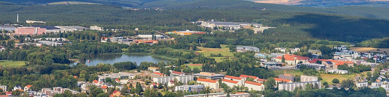 Ilmenau mit Blick nach Norden zum Industriepark Vogelherd, zu den Gewerbegebieten Auf dem Steine, Am Eichicht und Werner-von-Siemens-Straße sowie zur TU Ilmenau