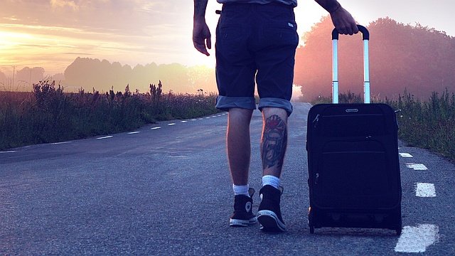 Wanderer mit Koffer