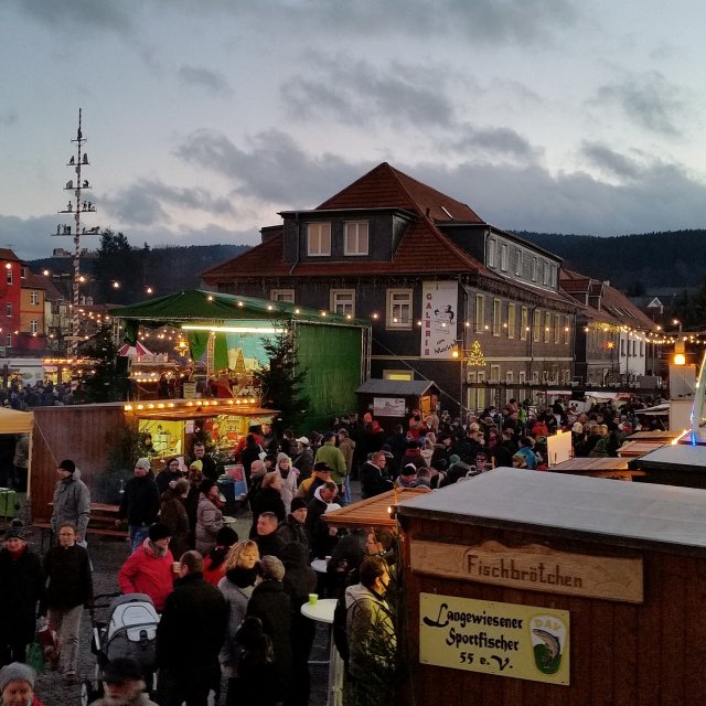 Blick Weihnachtsmarkt Langewiesen