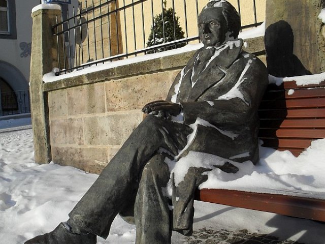 Goethe vorm Amtshaus im Winter