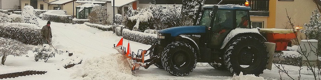 Traktor im Winterdiensteinsatz