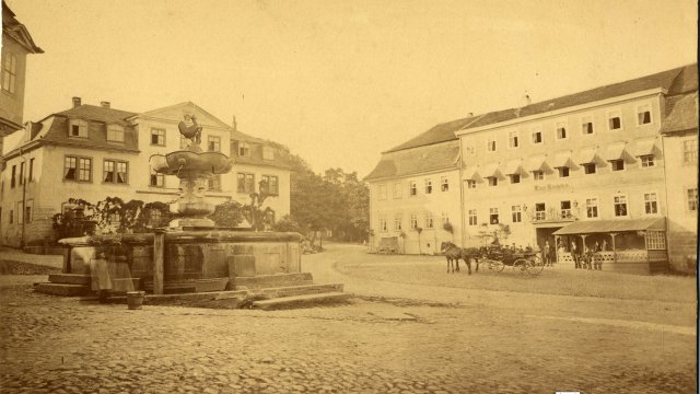 Marktplatz mit Hennebrunnen (1874)