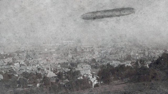 Zeppelin über Ilmenau (1909) - bearbeitet