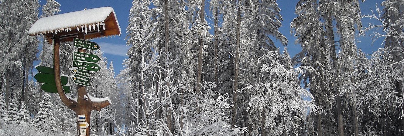Goethewanderweg - Wegweiser an der Hirtenwiese im Winter