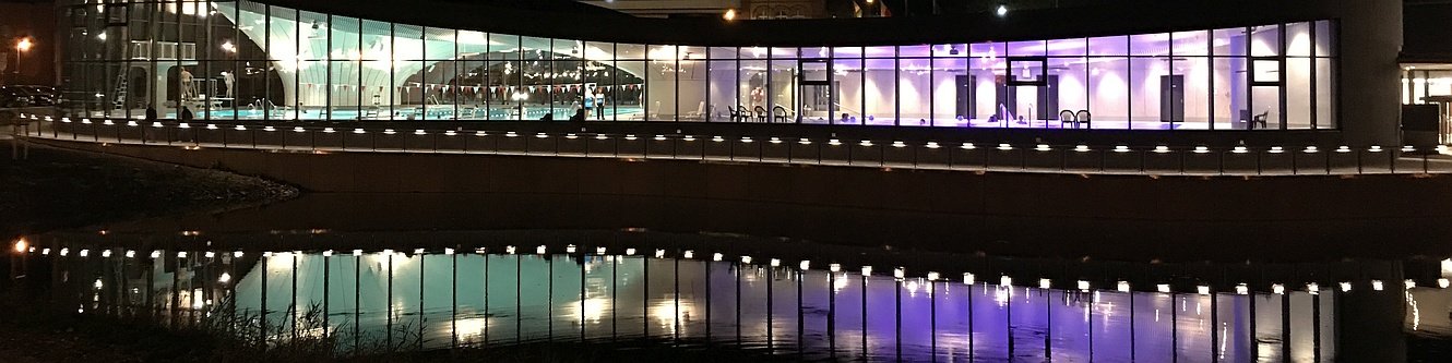 Neue Schwimmhalle 2020 - Außenaufnahme bei Nacht