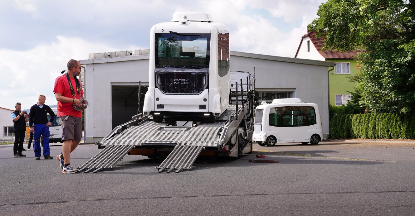 Zwei Kleinbusse vom Typ EasyMile EZ10 wurden am 10. Juli der IOV Omnibusverkehr GmbH Ilmenau übergeben
