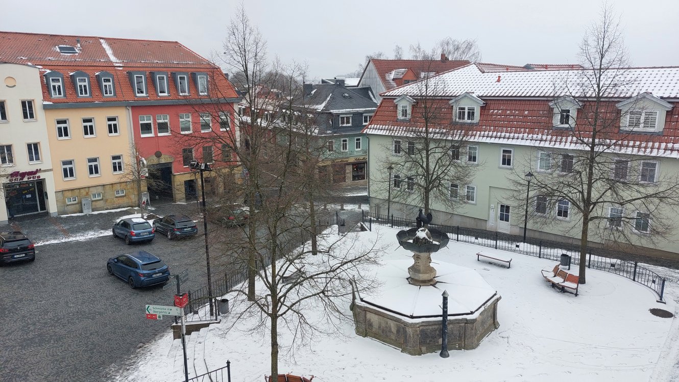 Marktplatz Ilmenau im Winter mit etwas Schnee