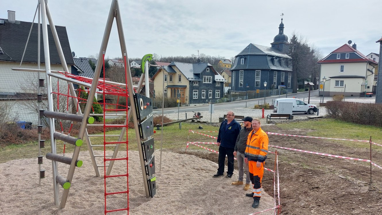 Neuer Kletterturm auf Spielplatz im Ilmenauer Ortsteil Oehrenstock installiert 