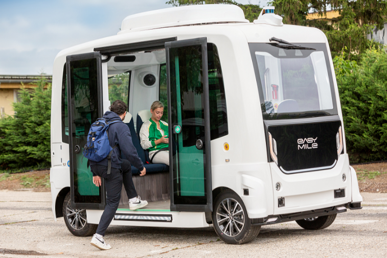 Der EasyMile EZ10, ein autonom fahrender Kleinbus mit Elektroantrieb