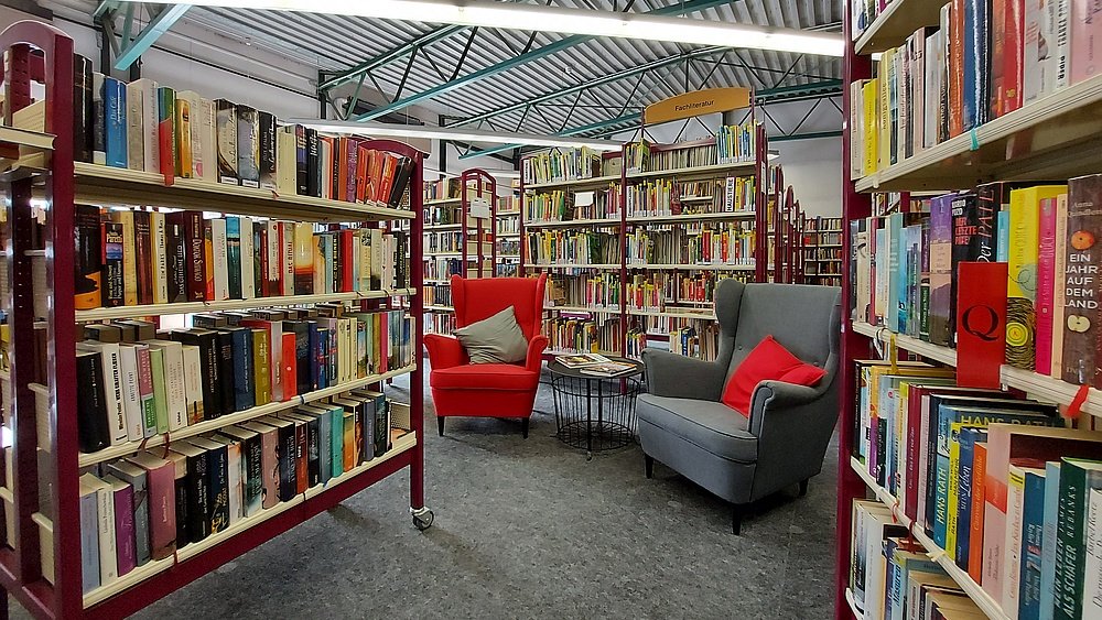 Bibliothek - Bücherregale und Sessel