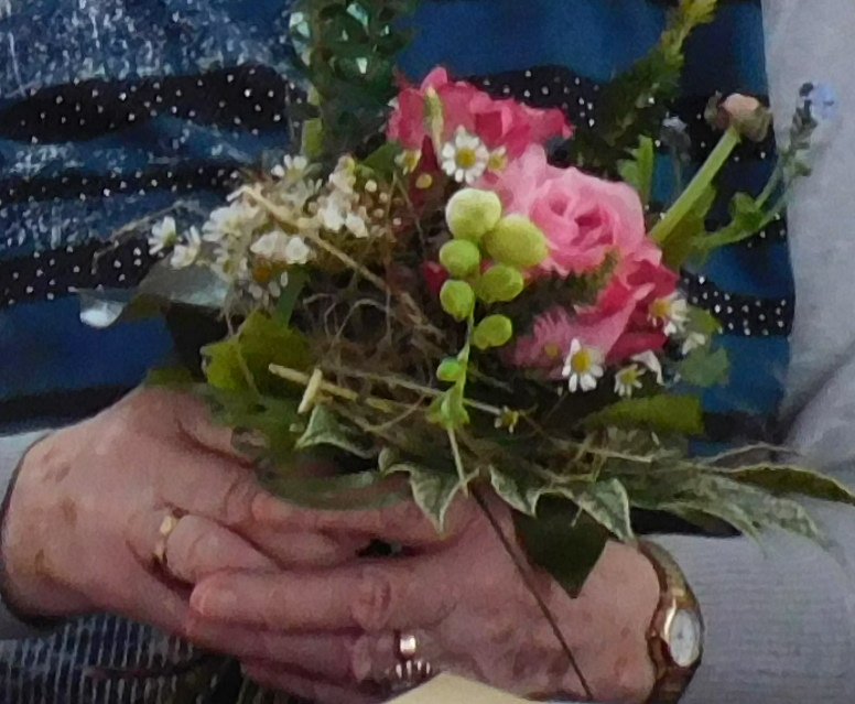 Hand mit Blumen