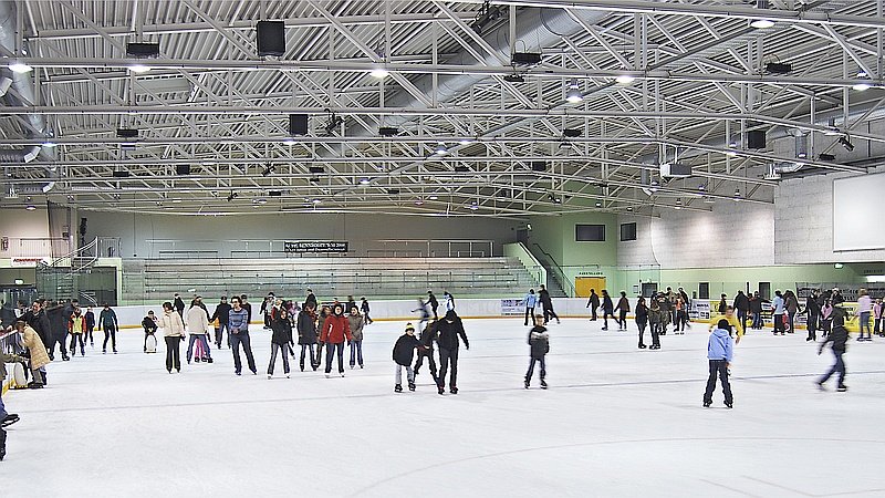 Eishalle - Besucher auf dem Eis