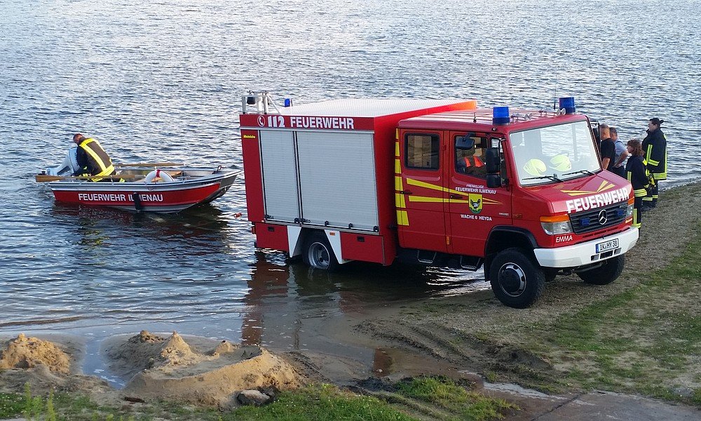 Boot der Feuerwehr Heyda im Einsatz