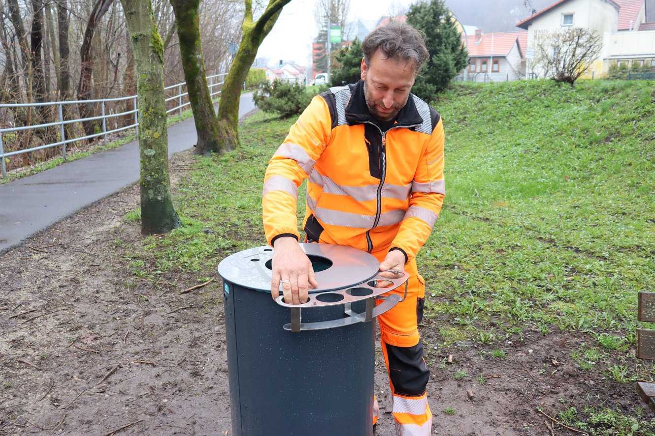 Erster Müllbehälter in Ilmenau mit Pfandflaschenring ausgestattet