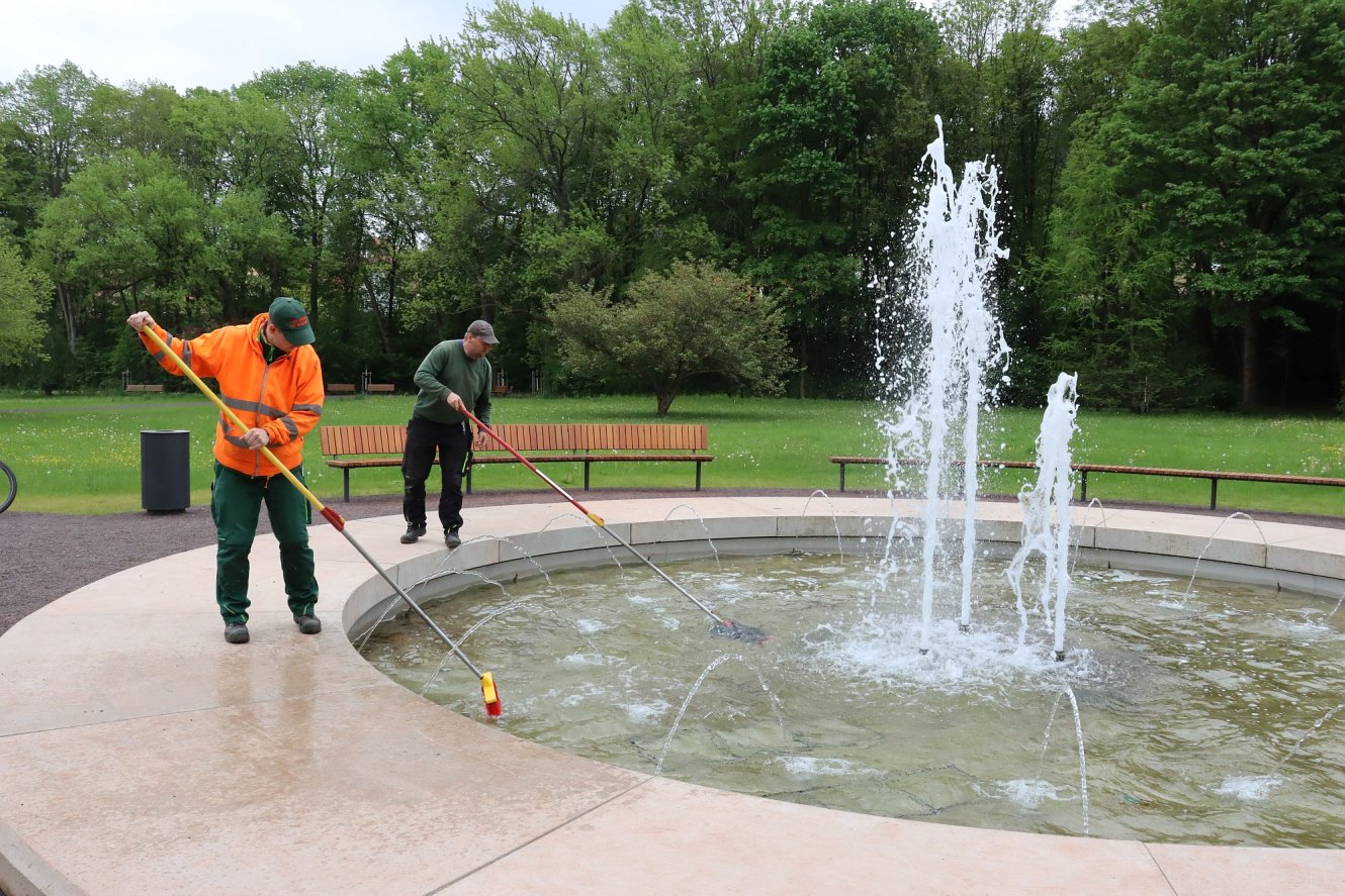 Reinigung des Springbrunnens im Ilmenauer Stadtpark