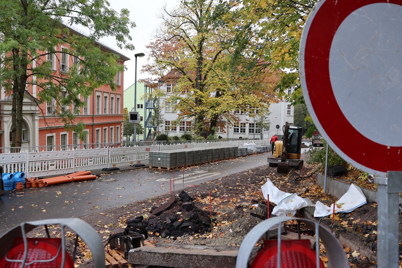 Neuer Fußgängerüberweg und fünf Kurzzeitparkplätze entstehen vor der Karl-Zink-Schule in Ilmenau für mehr Sicherheit der Kinder