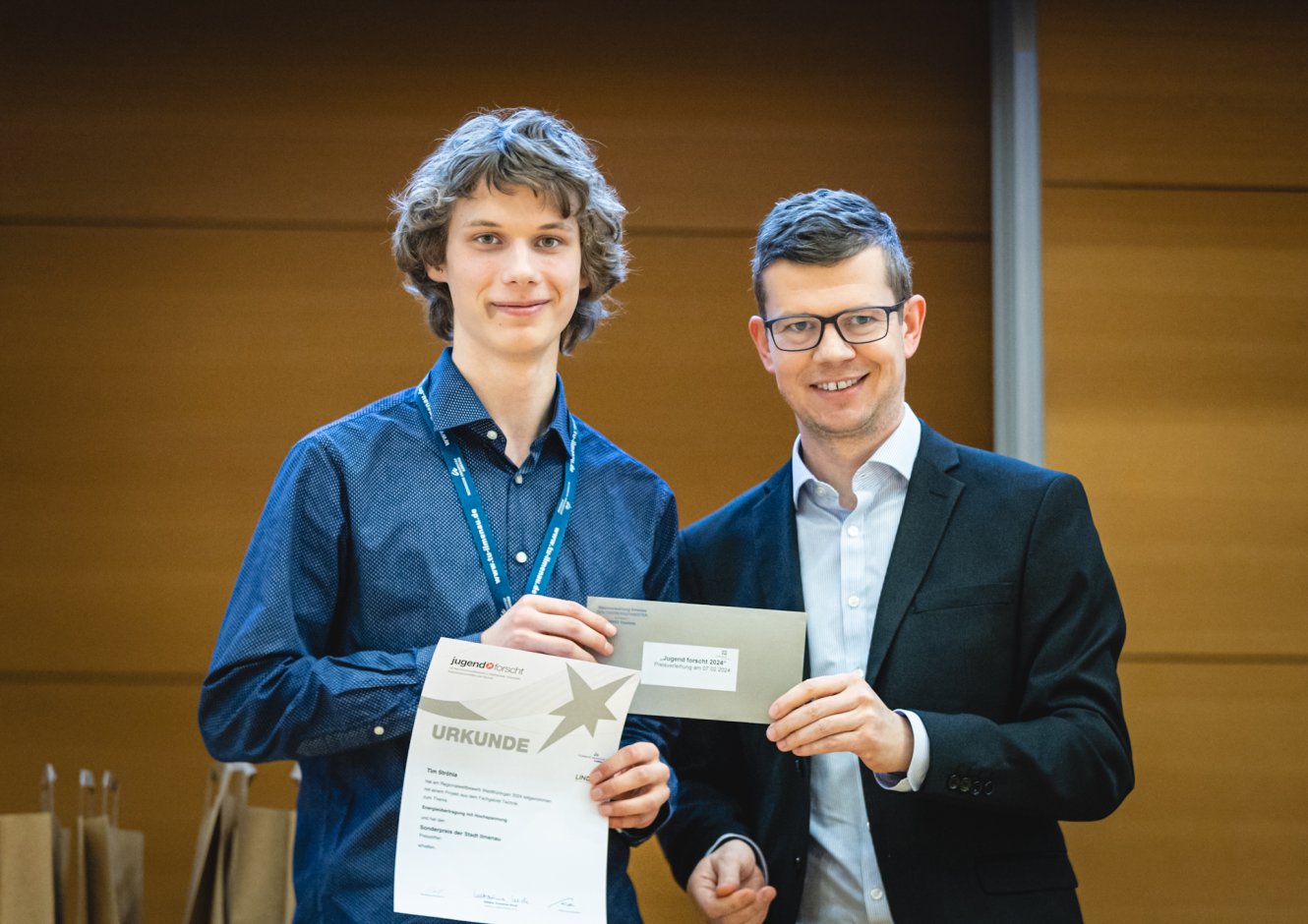 Ilmenaus Oberbürgermeister Daniel Schultheiß gratuliert Tim Ströhla als Gewinner des Sonderpreises der Stadt Ilmenau beim Wettbewerb „Jugend forscht
