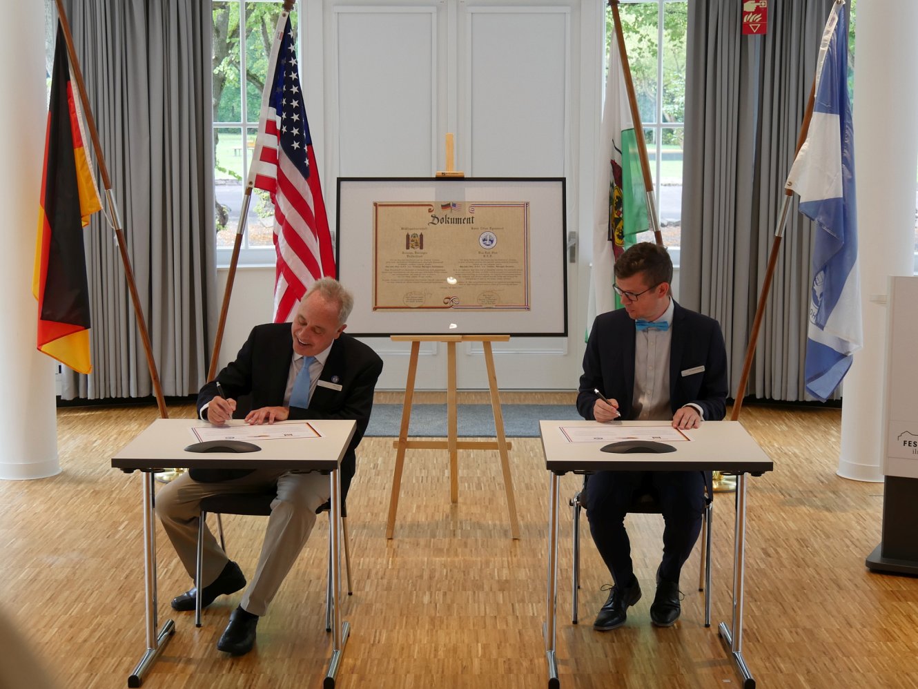 Vertragsunterzeichnung mit Blue Ashs Mayor Marc Sirkin und Ilmenaus Oberbürgermeister Daniel Schultheiß
